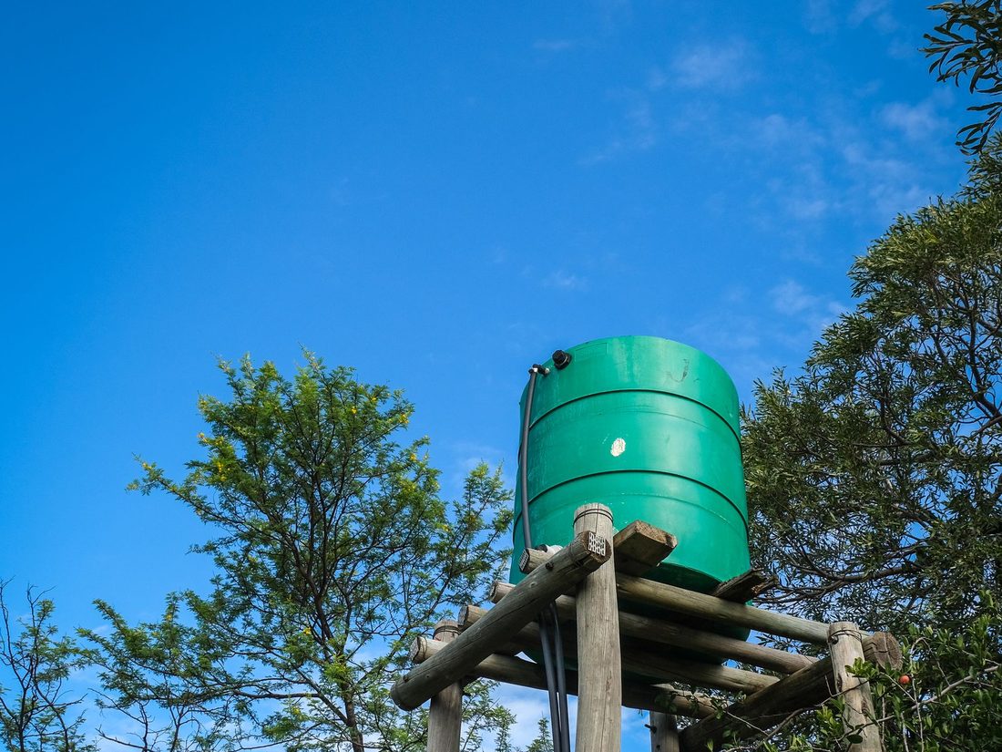 Cuve de stockage d'eau sur support, pour la récupération d'eau non potable