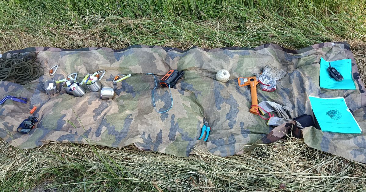 Matériel pédagogique étalé avant le début d'un atelier de survie