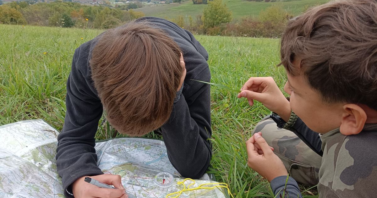 Jeune lisant une carte topographique lors d'un atelier d'orientation
