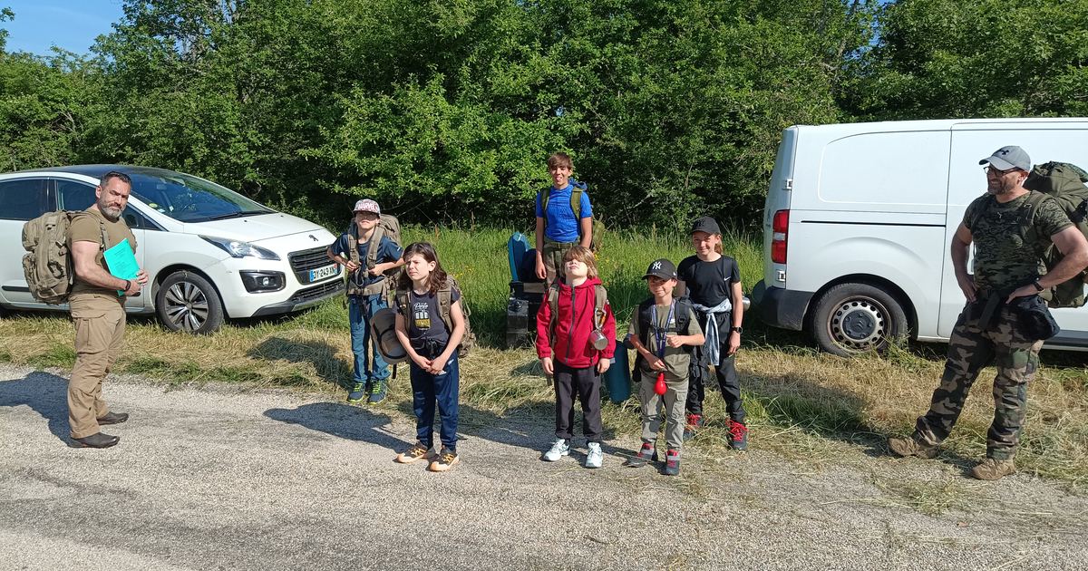 Groupe de participants et encadrants lors d'un stage de survie en Occitanie