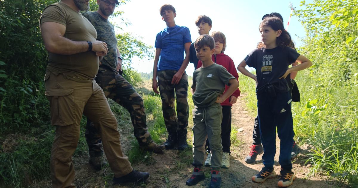 Équipe réunie en extérieur lors d'un séminaire de cohésion